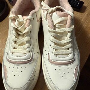 Reebok Women's Sneakers in White and Pink